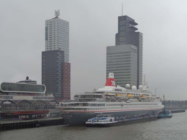 Cruiseschip ms Boudicca van Fred Olsen aan de Cruise Terminal Rotterdam